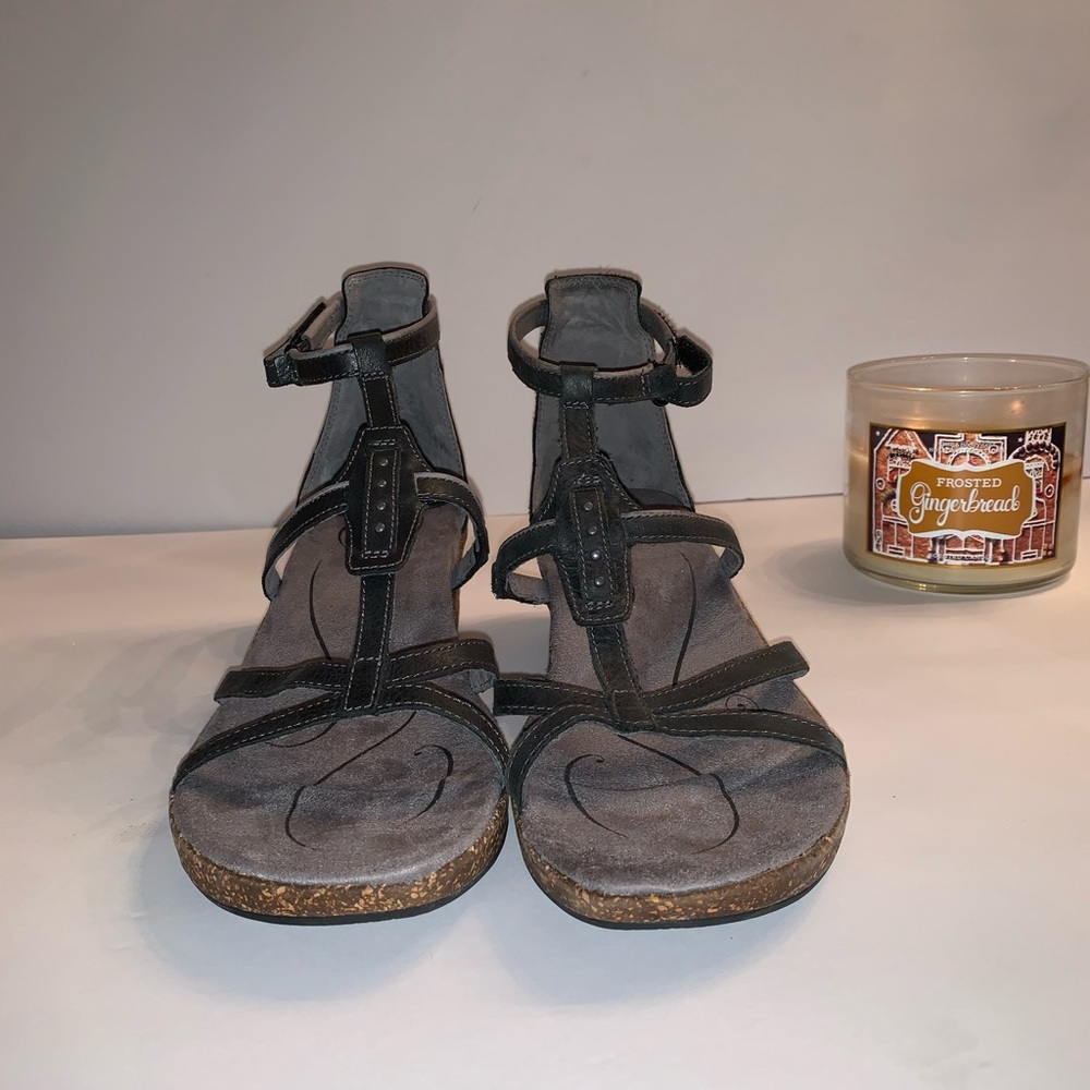 Ahnu wedge shoe size 8.5 EUC